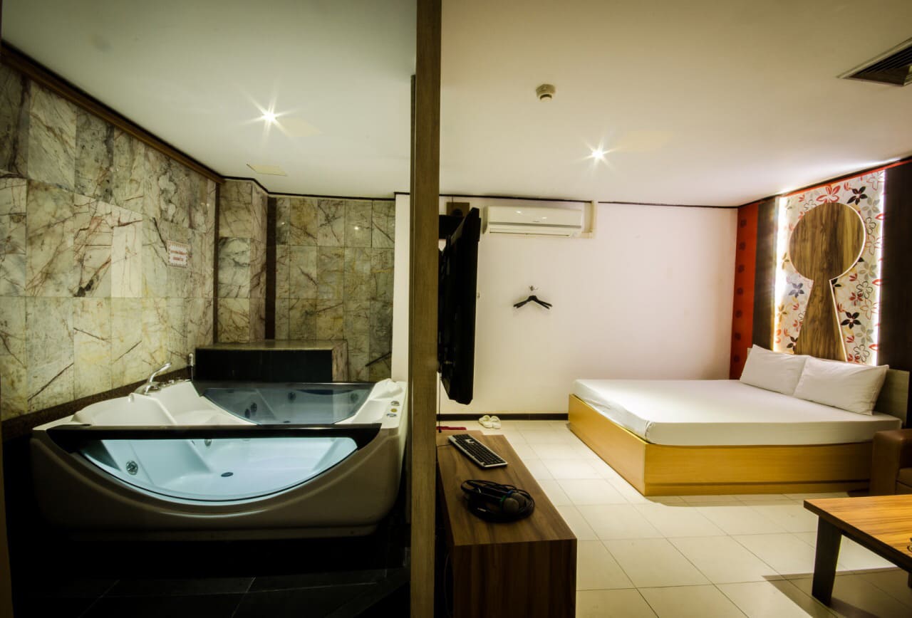 曼谷凯伦斯泰浴(Colonze Rama9 Soapy Massage & Hotel)